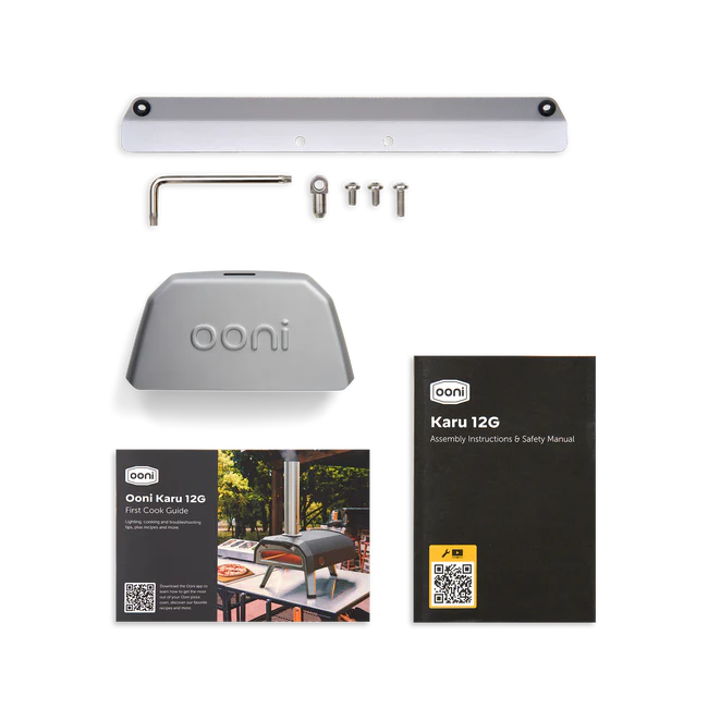 Ooni Karu 2 Zubehör-Set freigestellt – Montagestange, Schrauben, Inbusschlüssel, Ofenhaube, First Cook Guide und Bedienungsanleitung