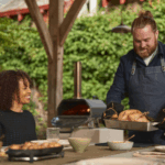 Ooni Karu 2 Pro Pizzaofen beim Grillen im Garten – knuspriger Braten aus dem Outdoor-Holzofen, gemeinsames Essen im Freien