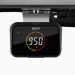 OONI Connect Temperatur-Hub am Pizzaofen montiert – digitales Thermometer zeigt 950°F Backtemperatur