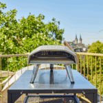 Ooni Koda 12 Gas-Pizzaofen auf Balkon mit Stadtblick