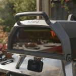 Ooni Karu 2 Pro Pizzaofen mit Temperaturanzeige im Garten