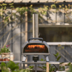 Ooni Karu 2 Pro Pizzaofen mit Holzfeuer im Garten