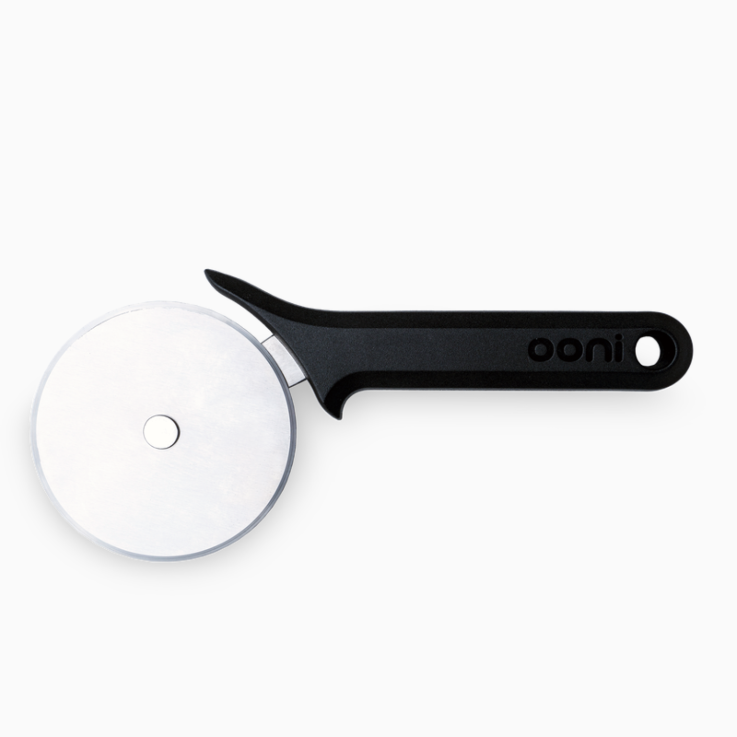 Ooni Profi-Pizzaroller Ø11,3 cm – Pizzaschneider mit schwarzem Griff Ooni Profi-Pizzaroller mit 11,3 cm Edelstahlklinge und schwarzem Kunststoffgriff mit Ooni-Logo – scharfer Pizzaschneider für gleichmäßige Pizzastücke