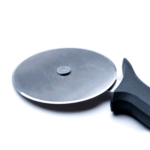 Nahaufnahme der Edelstahlklinge des Ooni Profi-Pizzarollers Ø11,3 cm mit ergonomischem schwarzen Griff – glatte scharfe Schneidklinge für präzises Schneiden von Pizza