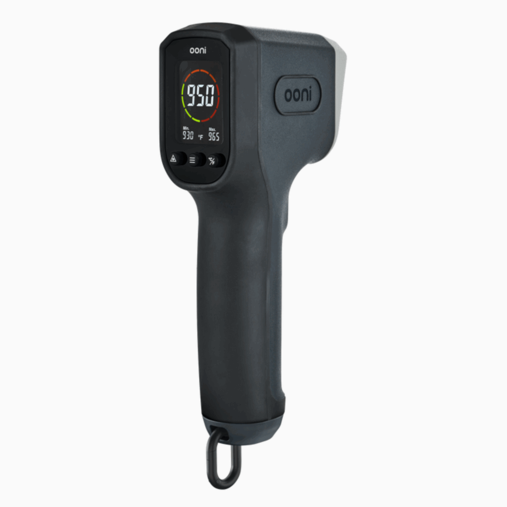 Ooni Infrarot-Thermometer mit farbigem LCD-Display zeigt 950°C – berührungsloses Laserthermometer mit Ooni-Logo und Aufhängeschlaufe zur Temperaturmessung des Pizzasteins