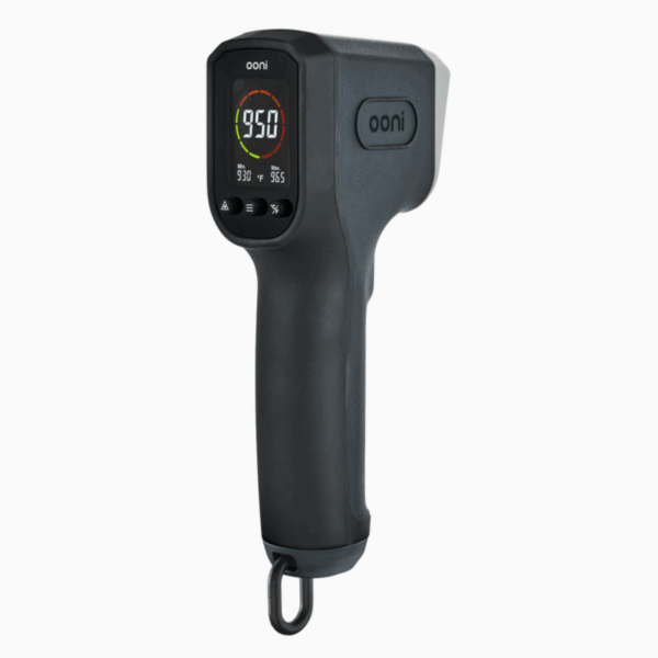 Ooni Infrarot-Thermometer mit farbigem LCD-Display zeigt 950°C – berührungsloses Laserthermometer mit Ooni-Logo und Aufhängeschlaufe zur Temperaturmessung des Pizzasteins