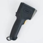 Ooni Infrarot-Thermometer von hinten: ergonomischer schwarzer Pistolengriff mit gelbem Auslöseknopf, Ooni-Logo und Aufhängeschlaufe – robuste Bauform des Ooni Laserthermometers