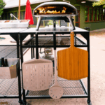 OONI Modultisch Medium mit Koda 16 Pizzaofen im Garten – komplettes Outdoor-Pizza-Setup mit Bambus- und Aluminium-Pizzaschieber