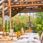 Ooni Karu 2 Pizzaofen im Garten unter Holzpavillon