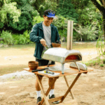 Ooni Karu 12 Pizzaofen beim Kochen am Flussufer
