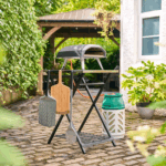 OONI Klapptisch mit Koda Pizzaofen im Garten – komplettes Pizza-Setup mit Bambus-Schieber und Gaskartusche auf Kopfsteinpflaster