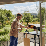 Ooni Koda 16 Pizzaofen im Garten beim Backen