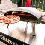 Ooni Koda 16 Pizzaofen mit frisch gebackener Pepperoni Pizza