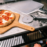OONI Pizzaschieber Holz mit Pepperoni Pizza – Bamboo Pizzaschaufel und Pizzaschneider für den OONI Pizzaofen
