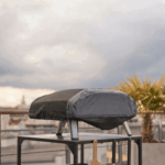 OONI Koda 2 Max mit Abdeckung auf der Terrasse – Wetterfester Schutz für den OONI Pizzaofen outdoor