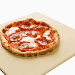 Neapolitanische Salami-Pizza mit leopardiertem Rand auf OONI Backstein 10mm – perfekter knuspriger Pizzaboden vom Cordierit-Stein