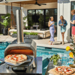 Ooni Karu 12 Pizzaofen mit frischer Pizza am Pool – Gartenparty mit Freunden und Sommerfeeling