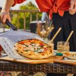 OONI Pizzaschieber perforiert M – Knusprige neapolitanische Pizza vom OONI Pizzaofen outdoor servieren