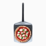 OONI Pizzaschieber S mit frischer Margherita – Aluminium-Pizzaschaufel mit neapolitanischer Pizza und Basilikum