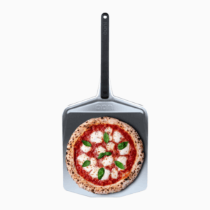 OONI Pizzaschieber S mit frischer Margherita – Aluminium-Pizzaschaufel mit neapolitanischer Pizza und Basilikum