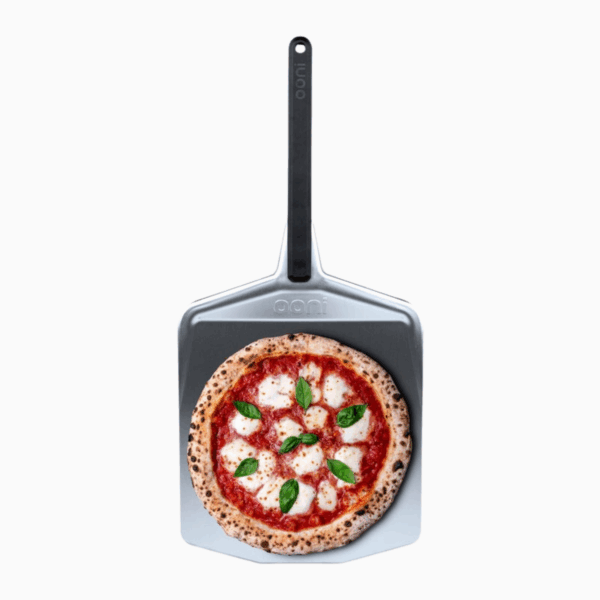 OONI Pizzaschieber S mit frischer Margherita – Aluminium-Pizzaschaufel mit neapolitanischer Pizza und Basilikum