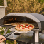 Frisch gebackene Pizza Margherita im Ooni Koda 2 Max Gas Pizzaofen auf Pizzaschaufel