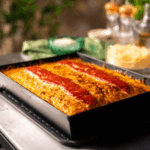 Focaccia mit Tomatensauce im OONI Pizzablech Klein – Blechpizza frisch aus dem Pizzaofen