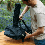 Mann transportiert Ooni Karu 12 im wetterfesten Tragetaschen-Set – ideal für Outdoor-Abenteuer und sicheren Transport