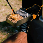 Ooni Premium Feueranzünder brennt auf Holzpellets in Pelletschublade – Pizzaofen anzünden mit Schutzhandschuh outdoor