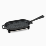 Ooni Grillpfanne aus Gusseisen mit Grillrippen, langem Griff und Ooni-Logo – ovale Gusseisenpfanne Freisteller