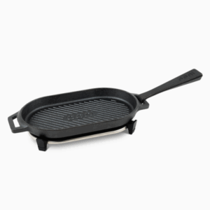 Ooni Grillpfanne aus Gusseisen mit Grillrippen, langem Griff und Ooni-Logo – ovale Gusseisenpfanne Freisteller