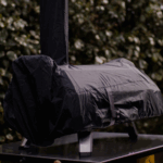 Ooni Karu 12 Pro mit wetterfester Abdeckung im Garten – optimaler Schutz vor Regen und Schmutz