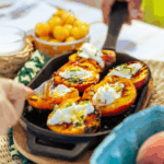 Ooni Grillpfanne aus Gusseisen mit gegrillten Pfirsichen und Burrata – Dessert aus der Gusseisenpfanne auf sommerlichem Tisch