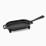 Ooni Gusseisen-Sizzler-Pfanne oval mit langem Griff und Untersetzer – glatte Bratfläche, Freisteller
