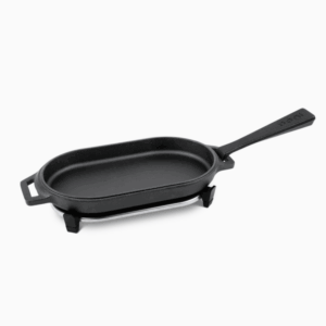 Ooni Gusseisen-Sizzler-Pfanne oval mit langem Griff und Untersetzer – glatte Bratfläche, Freisteller