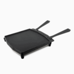 Ooni doppelseitige Gusseisen-Grillpfanne mit zwei Griffen auf Edelstahlständer – quadratische Grillplatte mit Rillen für Ooni Pizzaöfen und Outdoor-Kochen