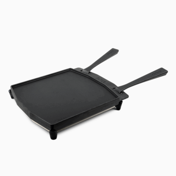Ooni doppelseitige Gusseisen-Grillpfanne mit zwei Griffen auf Edelstahlständer – quadratische Grillplatte mit Rillen für Ooni Pizzaöfen und Outdoor-Kochen